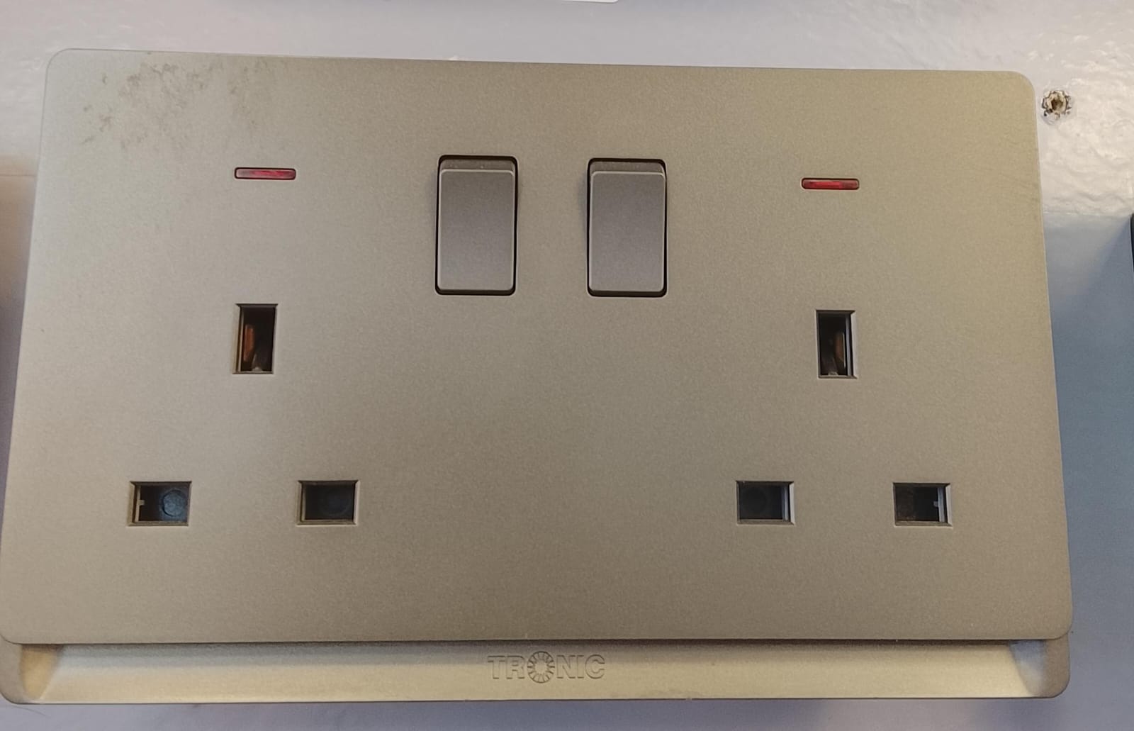 Double-gang switched socket outlet